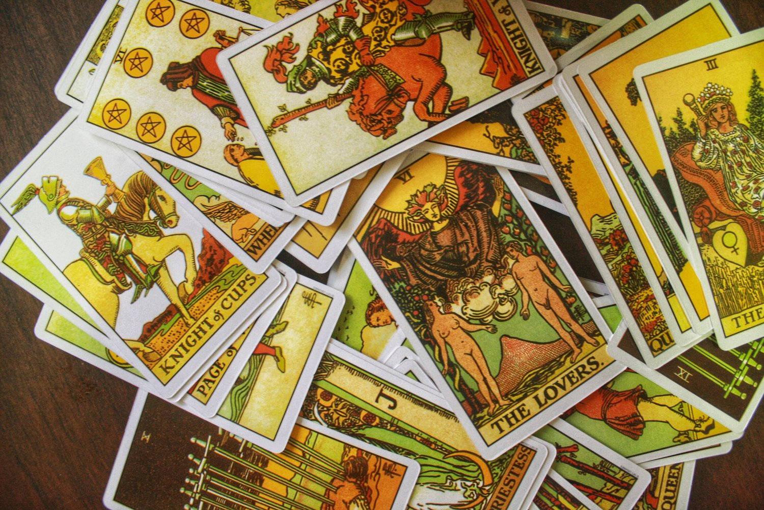 Artigo - Uma ilustração da diferença entre baralhos de tarô
